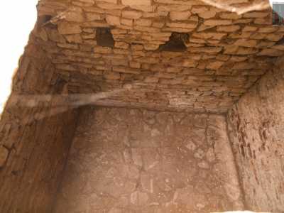 In quello di destra � presente una botola che d� su un ambiente interrato di forma quadrata profondo circa tre metri. Si tratta di un ossario realizzato tra il 700 e l�800 e svuotato delle sue sepolture quando la chiesa fu abbandonata
